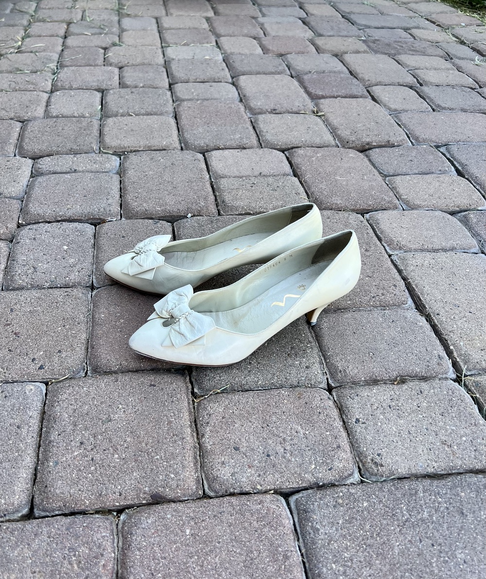 Nina Women's Leather Pumps Cream Size 8 M Vintage Pointed Toe Bow Kitten Heel